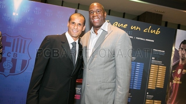 Rivaldo chụp ảnh cùng Magic Johnson