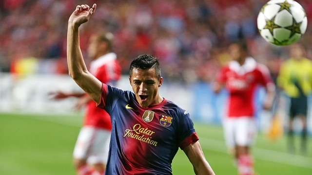Alexis rất tự tin khi vừa ghi bàn thắng vào lưới Benfica