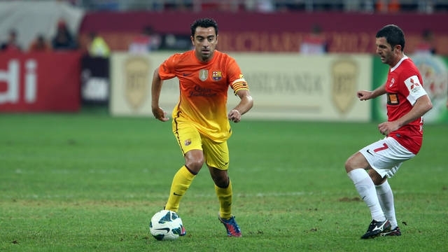 Xavi đeo băng đội trưởng