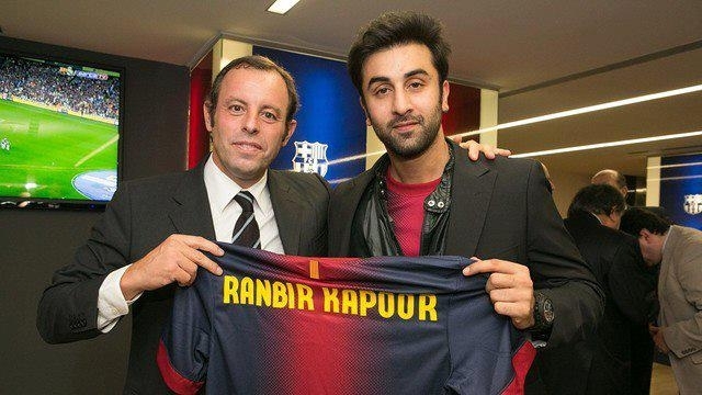 Ranbir Kapoor nhận áo lưu niệm cùng chủ tịch Rosell