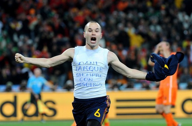 Iniesta ghi bàn thắng lịch sử