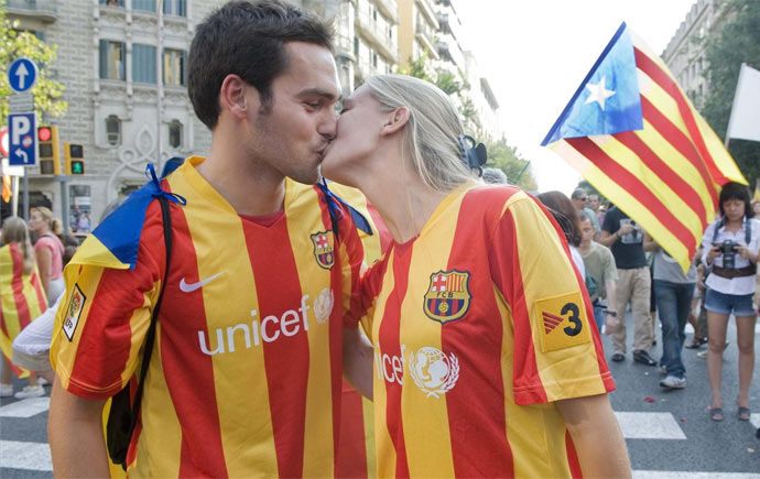 Đôi uyên ương hôn nhau khi khoác trên mình màu áo mới với logo Barça