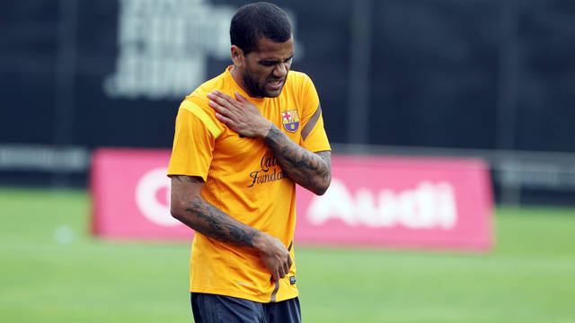 Alves phẫu thuật thành công nhưng sẽ bỏ lỡ trận chung kết Cúp Nhà vua