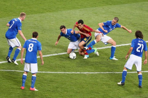 Busquets giữa vòng vây các cầu thủ Italia