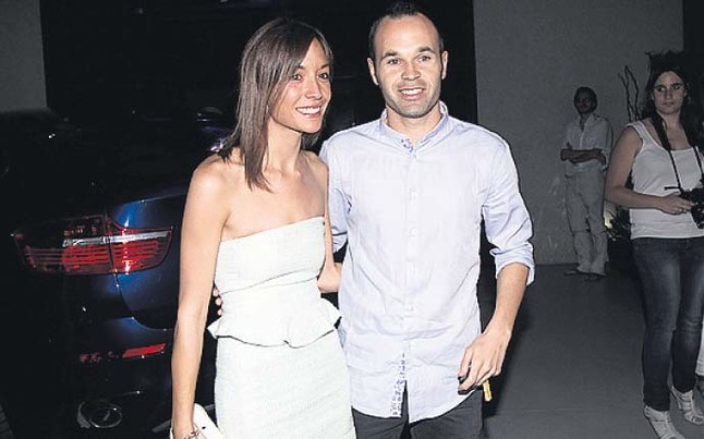 Iniesta và Anna Ortiz tiệc tùng hâm nóng trước đám cưới