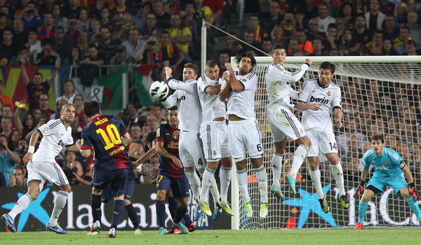 Cú sút phạt tuyệt đẹp, và số bàn thắng ở Camp Nou của Messi đã là 101