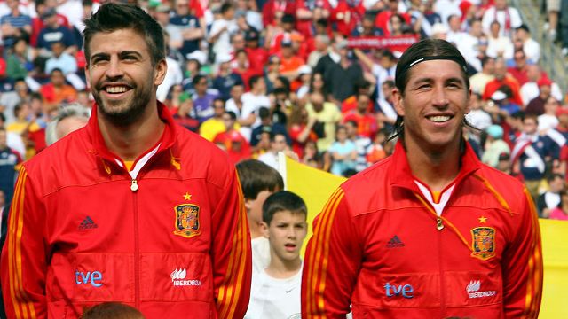 Pique và Ramos trong màu áo đội tuyển Tây Ban Nha