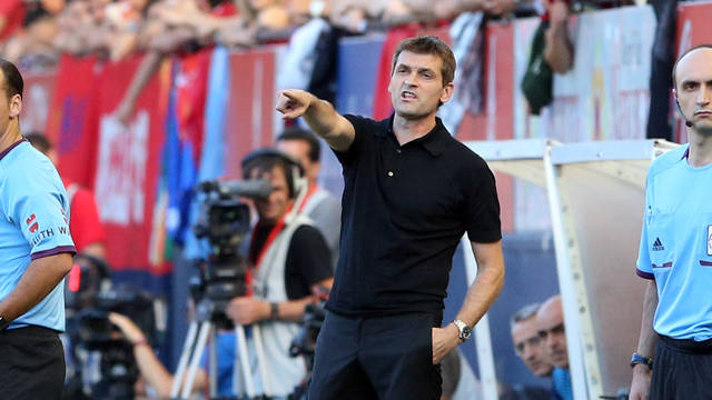 Tito Vilanova chỉ đạo trong trận gặp Osasuna