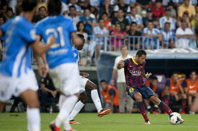 Adriano sút tung lưới Malaga