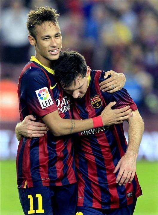 Neymar ôm Messi