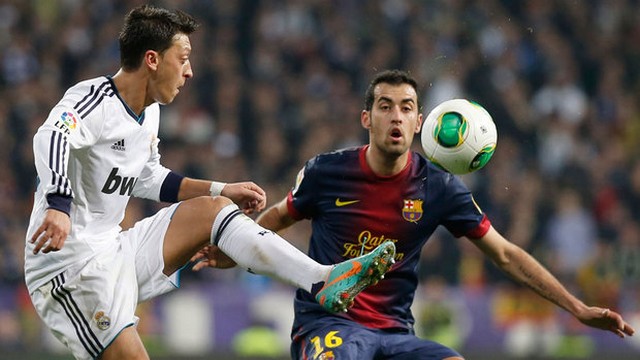 Ozil tâng bóng thoát khỏi Busquets