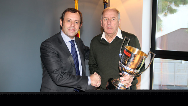 Chủ tịch Rosell trao cúp huấn luyện viên xuất sắc nhất Liga 2012/13 cho Tito