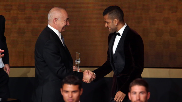 Alves nhận giải thưởng cho hậu vệ phải xuất sắc nhất năm