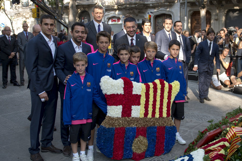 Các cầu thủ Barça dâng hoa bên tượng đài Rafael Casanovas