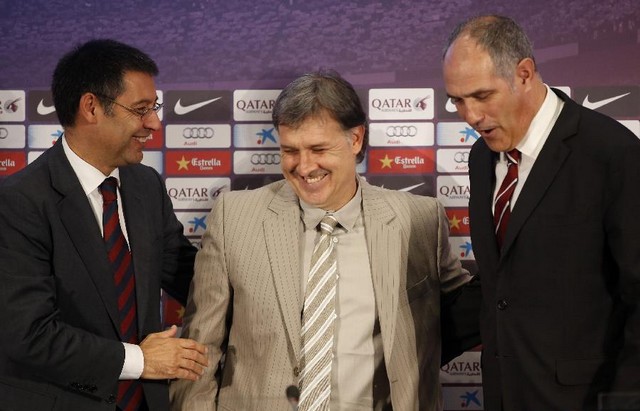 Bartomeu chụp ảnh cùng Tata và Zubi ngày ký hợp đồng