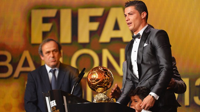 Cristiano trên bục nhận Quả Bóng Vàng 2013