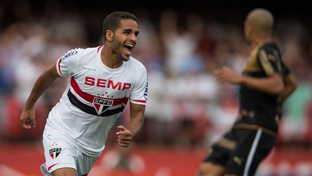 Douglas Pereira khoác áo Sao Paulo 3 mùa giải