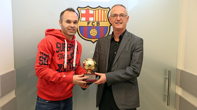 Andres Iniesta nhận danh hiệu của IFFHS