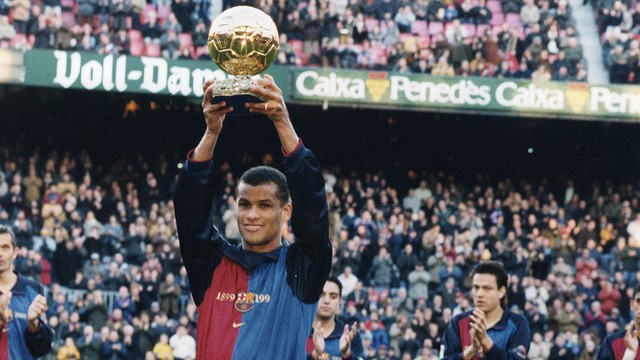 Rivaldo khoe Quả Bóng Vàng trên Camp Nou