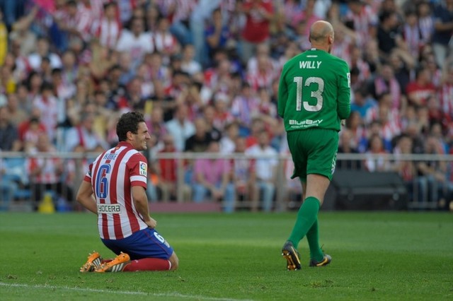 Willy Caballero làm nản lòng các chân sút Atletico